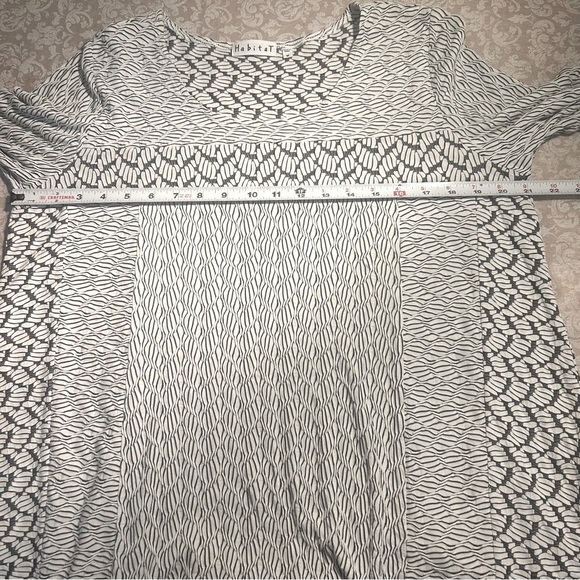 Habitat ~ Patterned Textured White Black Stretch Tunic in size Medium - Picture 6 of 9